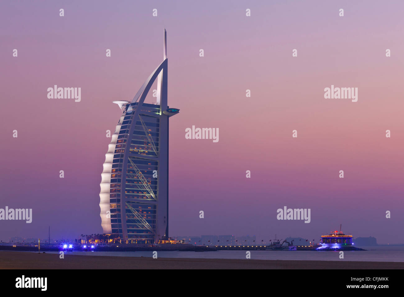 Burj al Arab Hotel bei Sonnenuntergang, Dubai, Vereinigte Arabische Emirate, Naher Osten Stockfoto