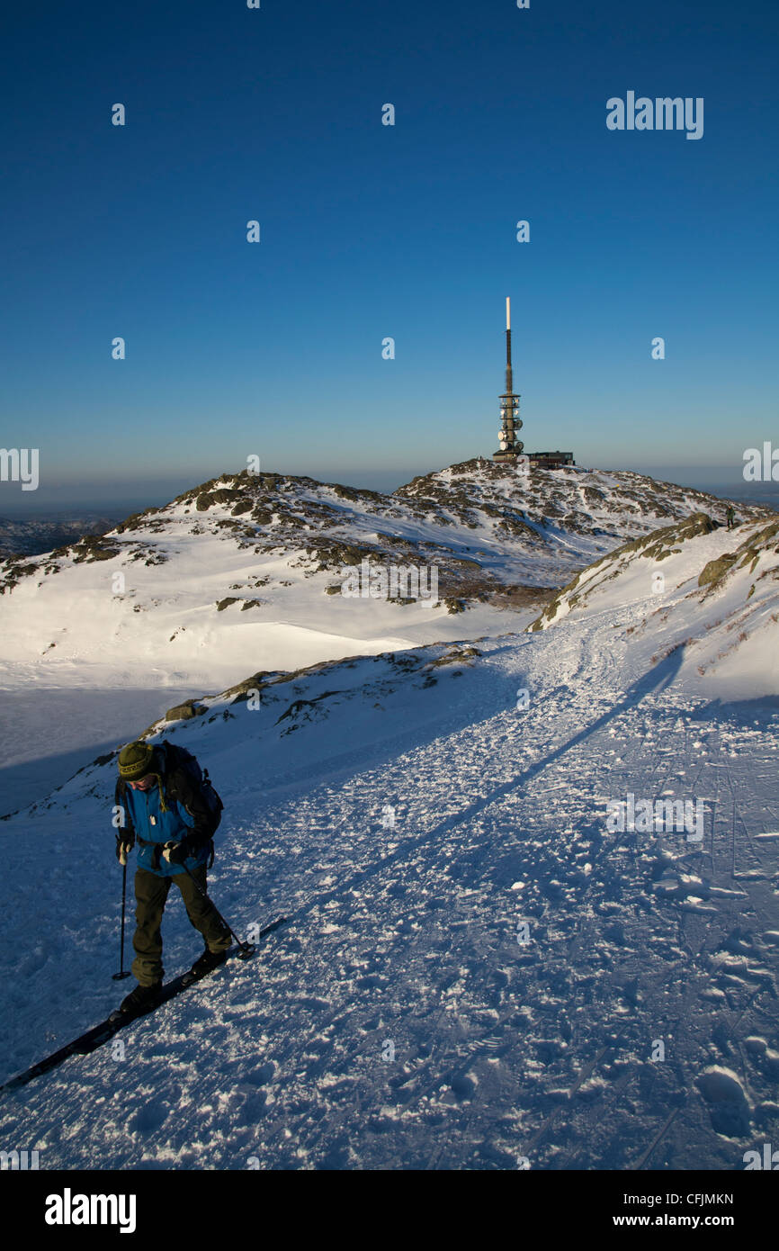 Einheimischen Skifahren auf Ulriken, dem höchsten Berg von Bergen, Norwegen Stockfoto