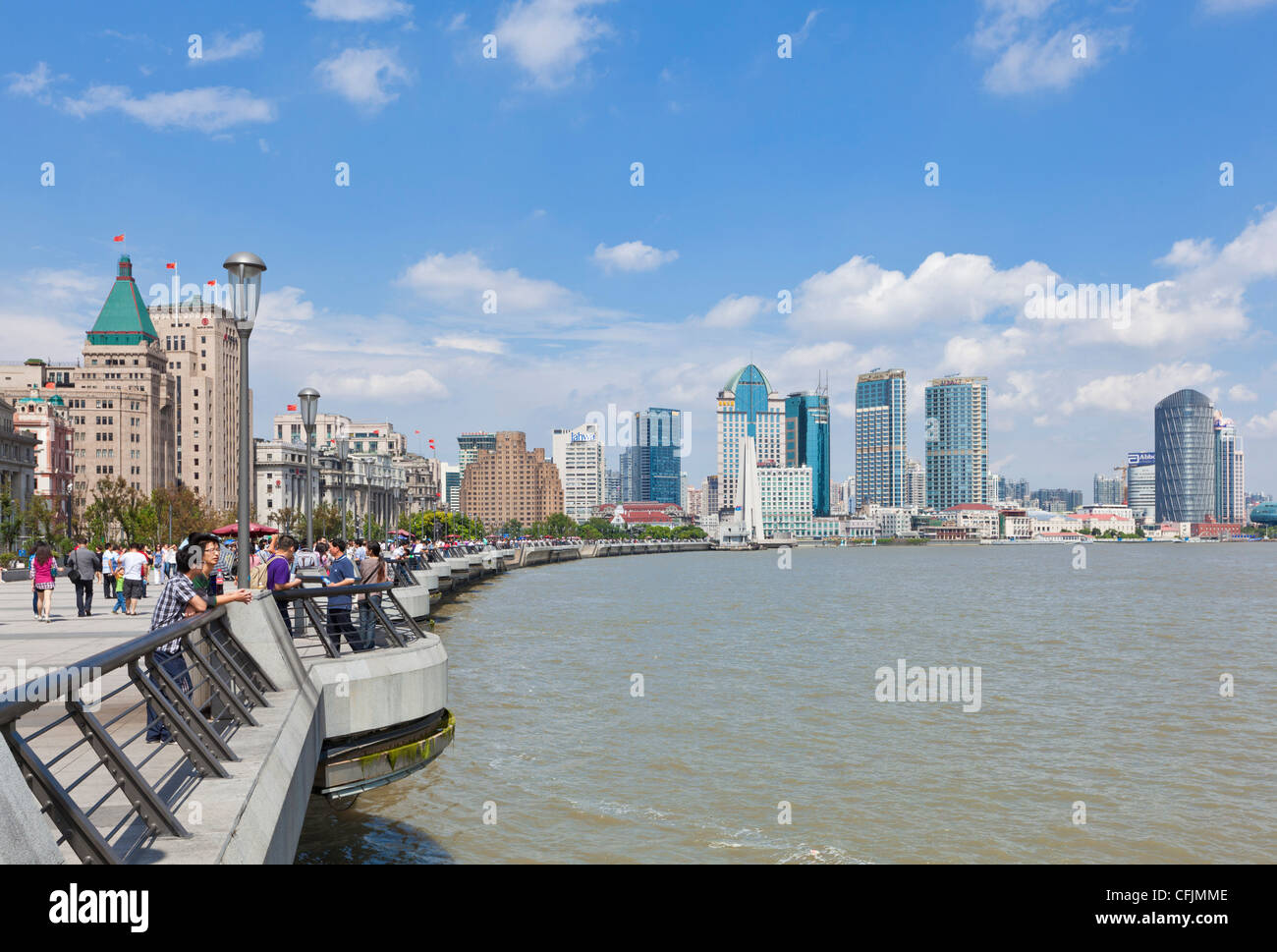 Der Bund kolonialen Gebäuden und Skyline, Huangpu-Fluss, Shanghai, China, Asien Stockfoto
