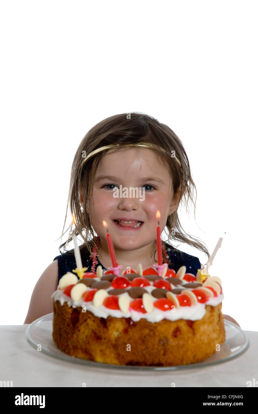 Kleines Mädchen auf den vierten Platz 4. Geburtstag Geburtstagstorte mit Kerzen Stockfoto