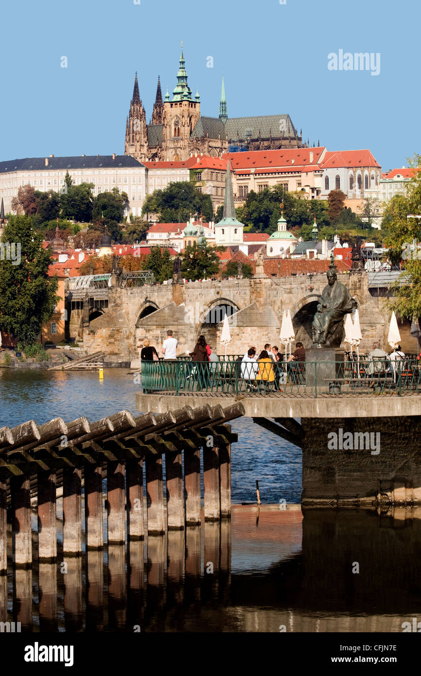 Prager Burg und Karlsbrücke mit der Statue des Komponisten Bedrich Smetana im Vordergrund. Stockfoto