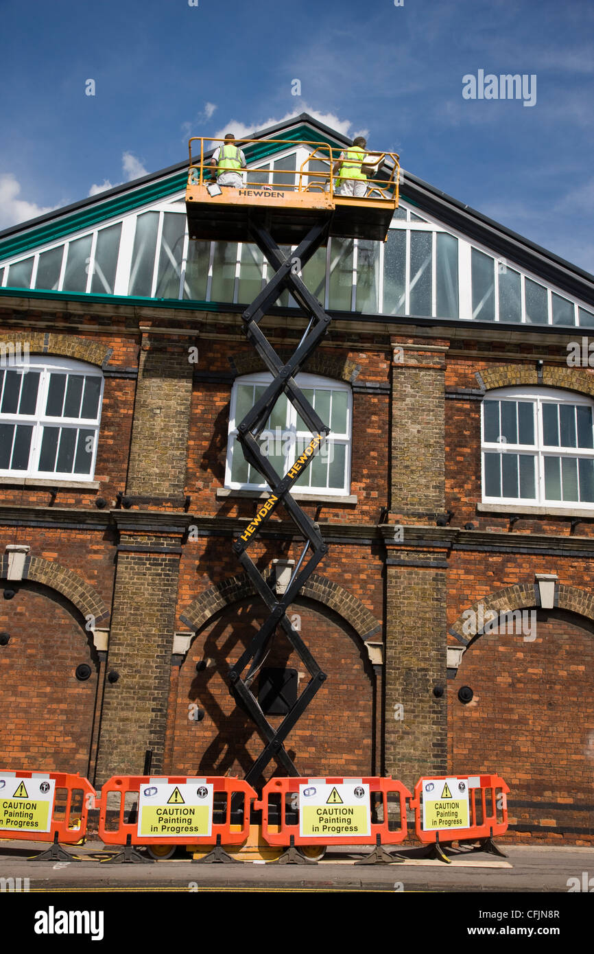 Reinigung der Fenster an das McArthurGlen Designer Outlet in den alten GWR Swindon railworks Stockfoto