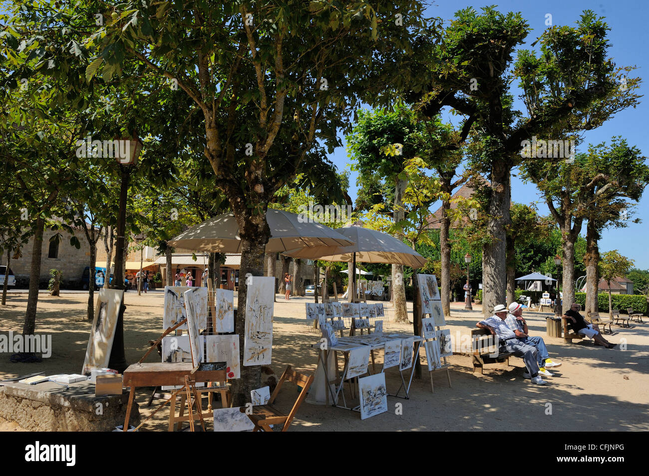 Des Künstlers stand auf einer von Bäumen gesäumten Promenade Bastide Stadt, Domme, Les Plus Beaux Dörfer de France, Dordogne, Frankreich Stockfoto