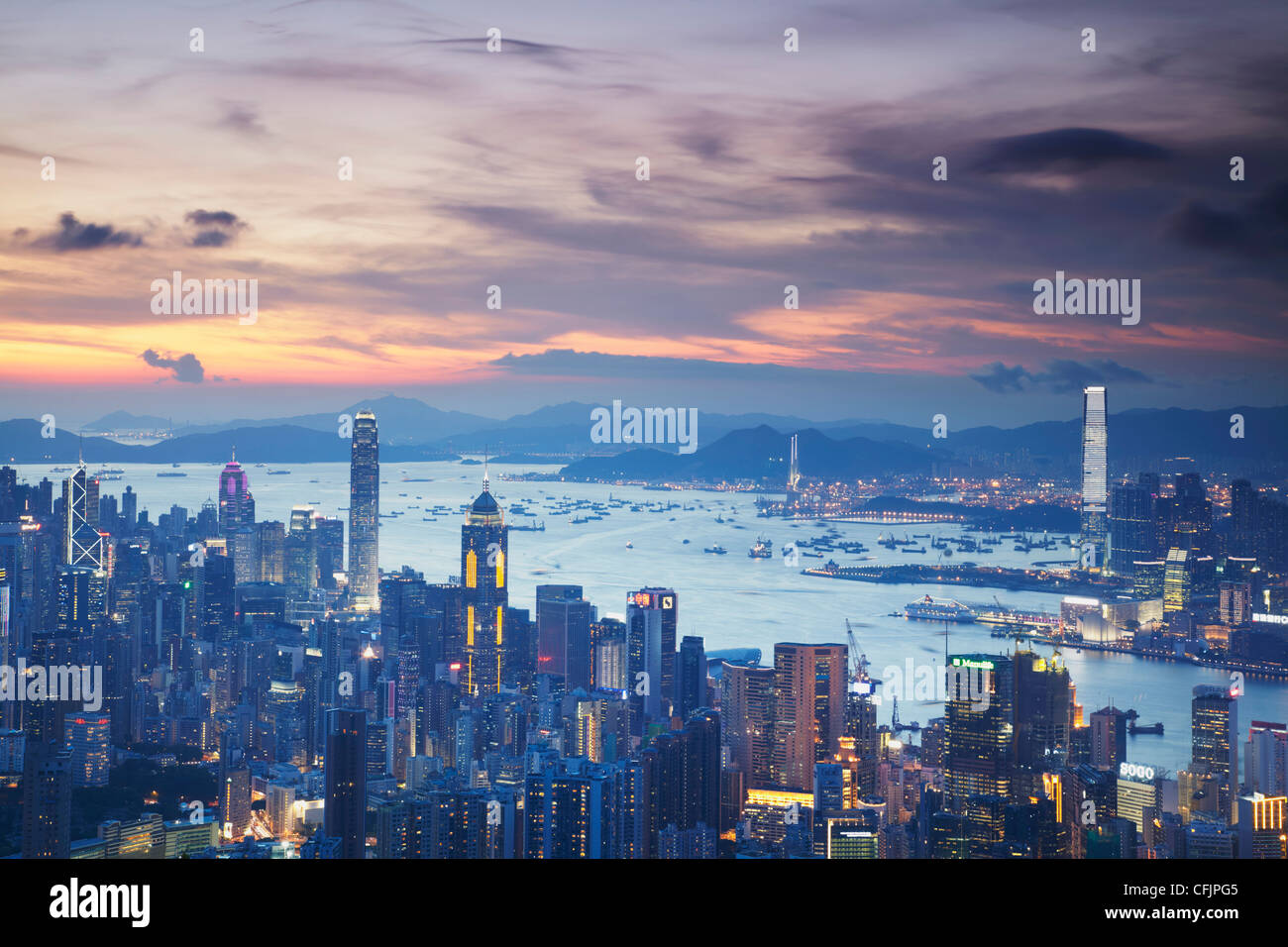 Hong Kong Island und Kowloon Skylines bei Sonnenuntergang, Hong Kong, China, Asien Stockfoto