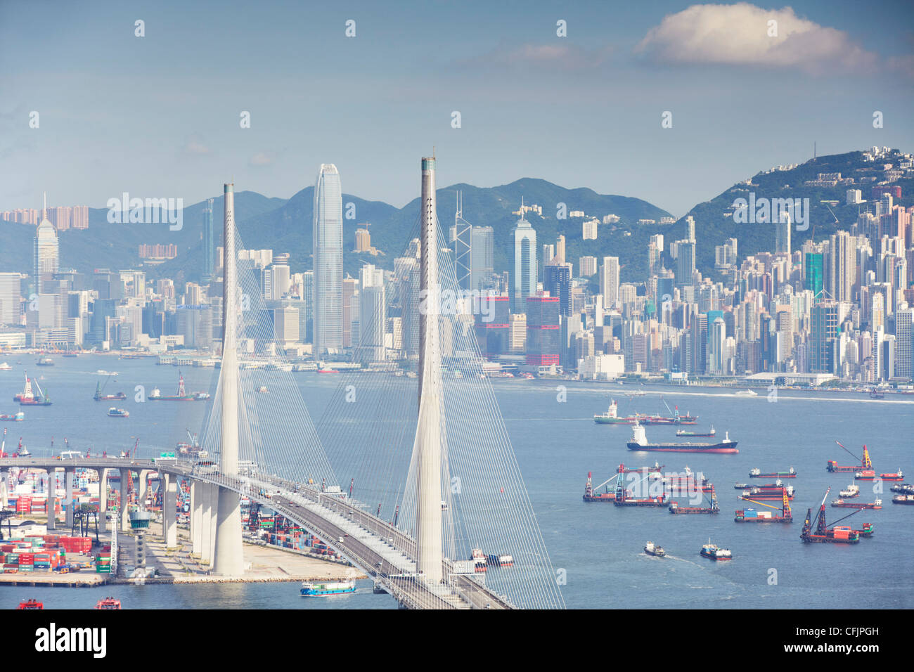 Ansicht von Stonecutters Bridge und Hong Kong Island von Tsing Yi, Hong Kong, China, Asien Stockfoto