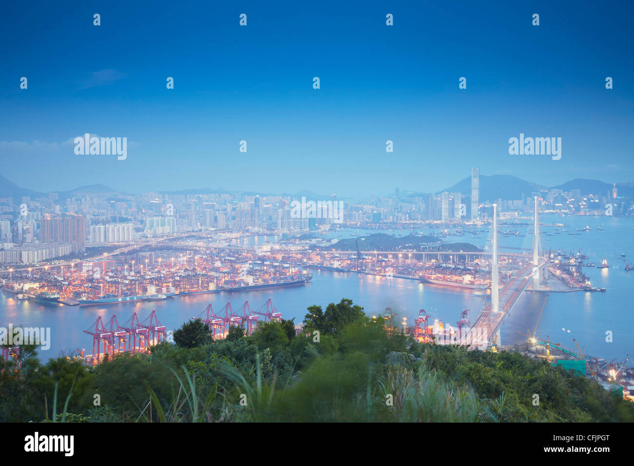 Blick auf Stonecutters Bridge und West Kowloon von Tsing Yi bei Dämmerung, Hong Kong, China, Asien Stockfoto