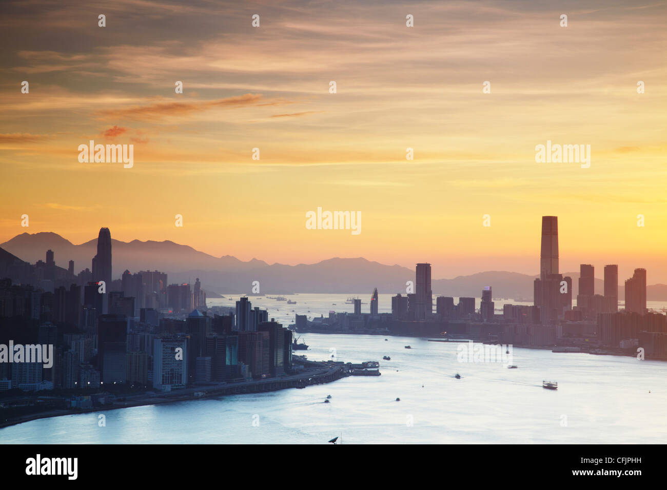 Hong Kong Island und Tsim Sha Tsui Skylines bei Sonnenuntergang, Hong Kong, China, Asien Stockfoto