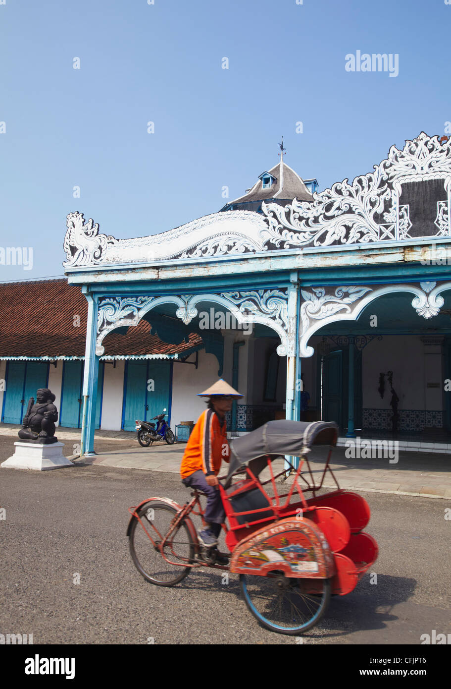 Becak außerhalb Kraton Surakarta, Solo, Java, Indonesien, Südostasien, Asien Stockfoto