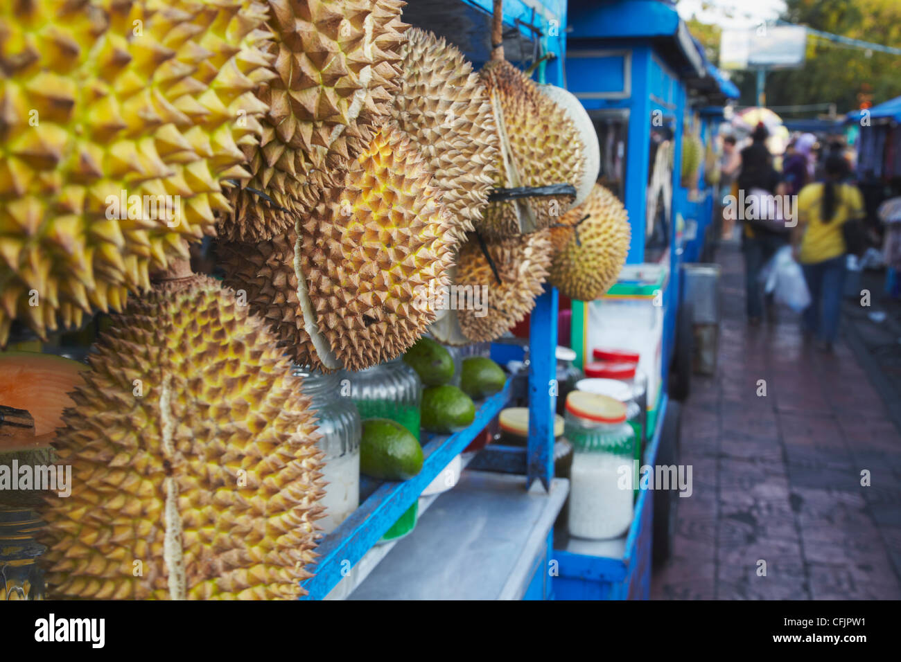 Durian Frucht essen hängen stall, Yogyakarta, Java, Indonesien, Südostasien, Asien Stockfoto