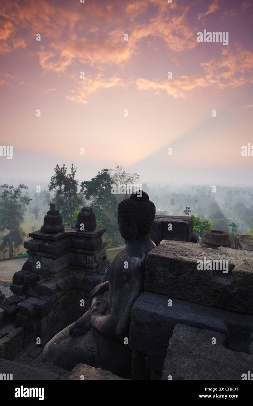 Borobudur Tempel bei Sonnenaufgang, UNESCO-Weltkulturerbe, Java, Indonesien, Südostasien, Asien Stockfoto