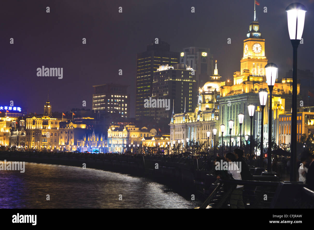 Der Bund in der Nacht, Zollhaus, das 1927 erbaute, auf der rechten Seite, Shanghai, China, Asien Stockfoto