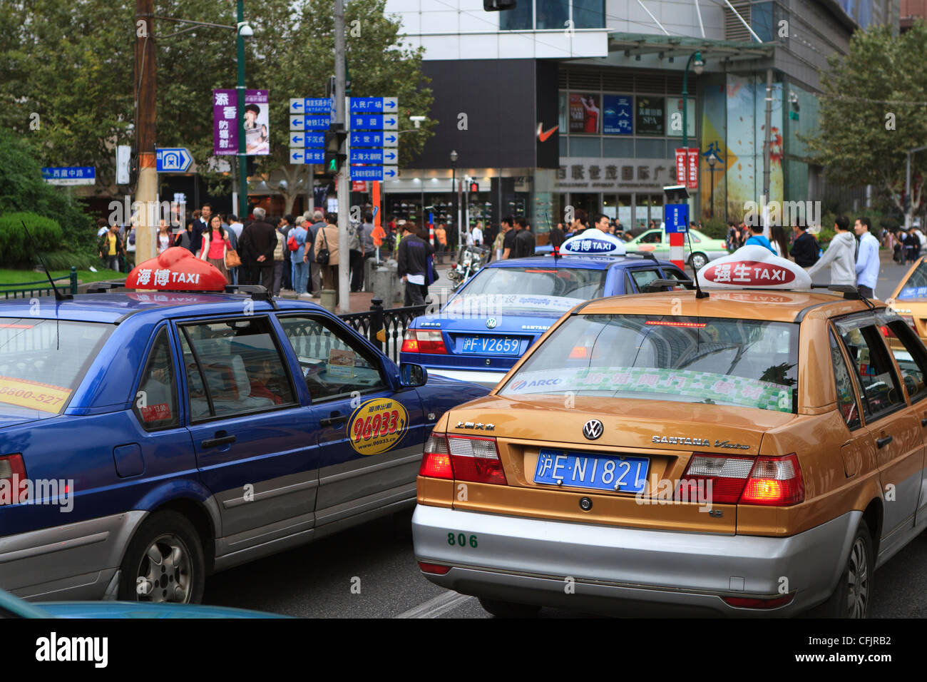 Taxis in der Nähe Peoples Square, Shanghai, China, Asien Stockfoto