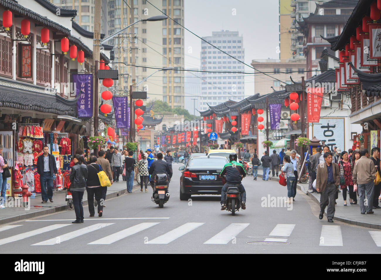 Fußgänger und Verkehr auf Shanghai Old Street, Überbleibsel einer vergangenen Epoche Fuxing, Shanghai, China, Asien Stockfoto