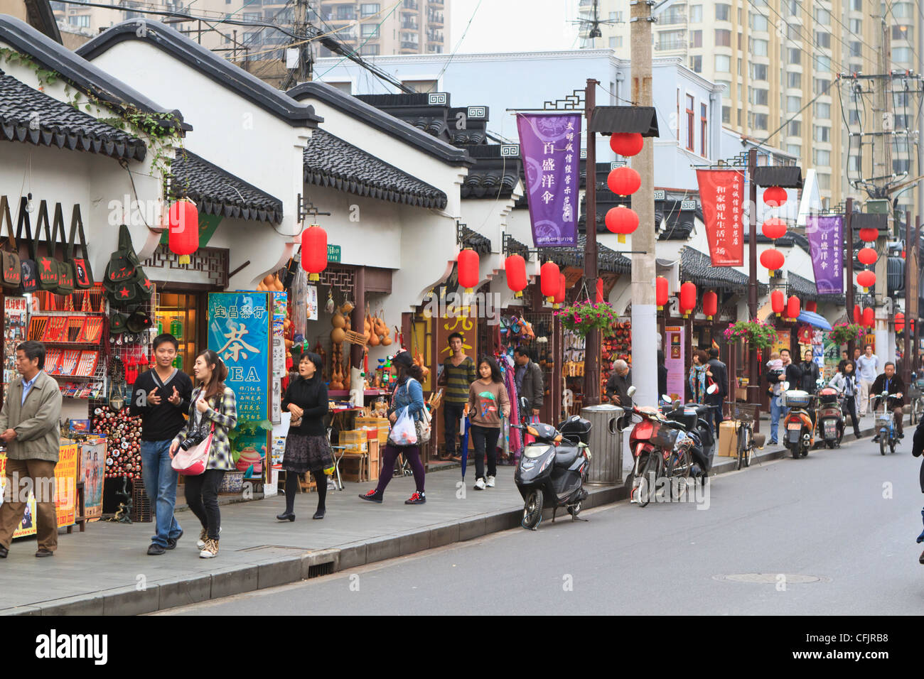 Fußgänger auf Shanghai Old Street, Überbleibsel einer vergangenen Epoche Fuxing, Shanghai, China, Asien Stockfoto