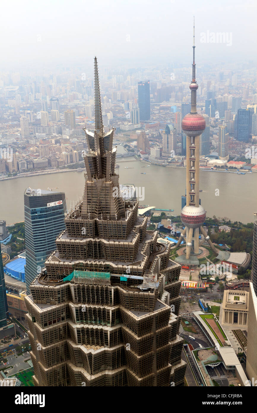 Hohen Blick auf (Jin Mao) Jinmao Tower und Oriental Pearl Tower, Shanghai, China, Asien Stockfoto