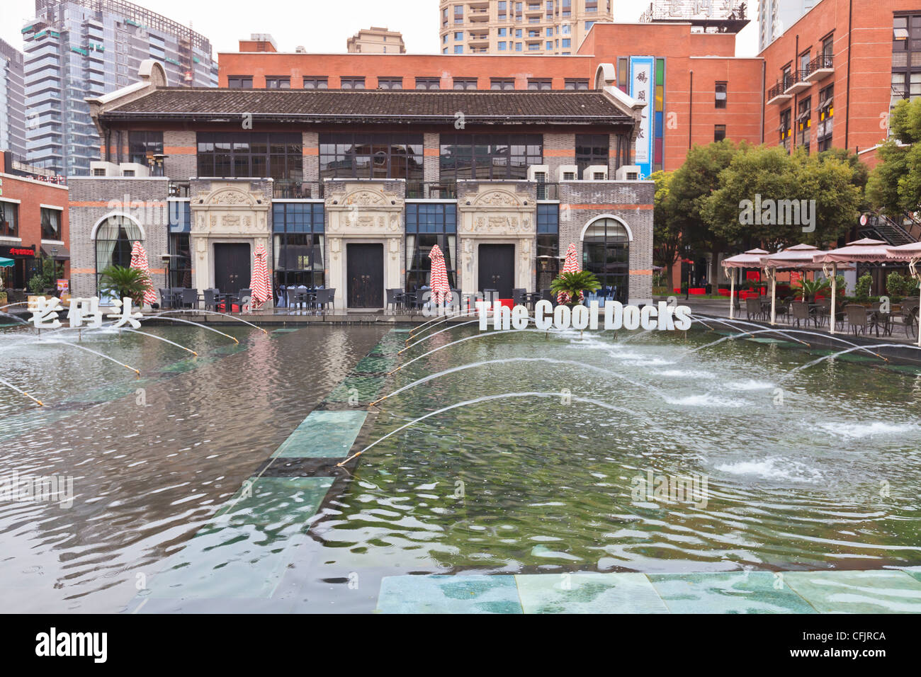 Die Cool Docks, Dockside Altbauten neu entwickelt als eine gehobene Restaurantviertel südlich von Bund, Shanghai, China, Asien Stockfoto