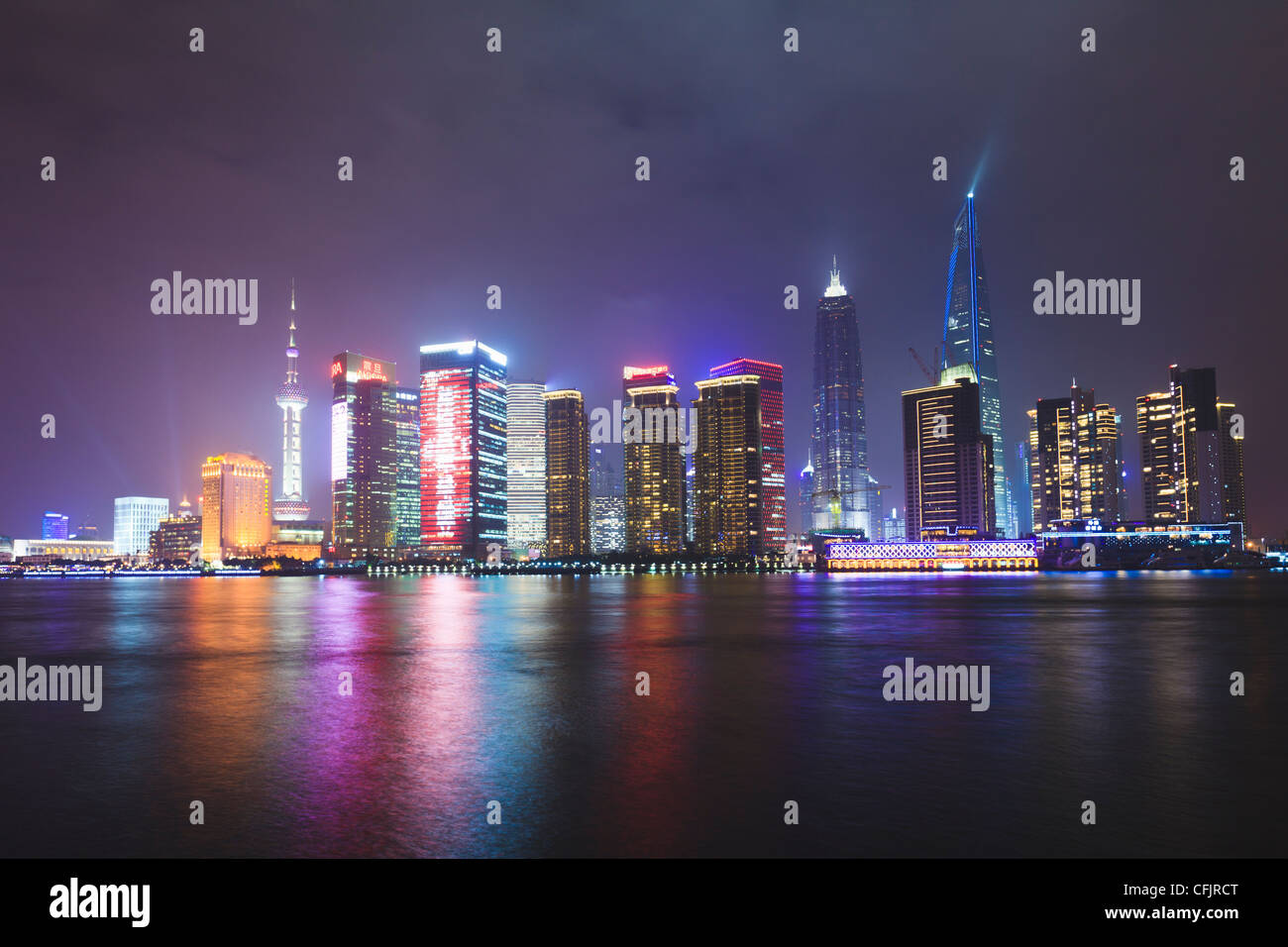 Pudong-Skyline bei Nacht über den Huangpu-Fluss, Shanghai, China, Asien Stockfoto