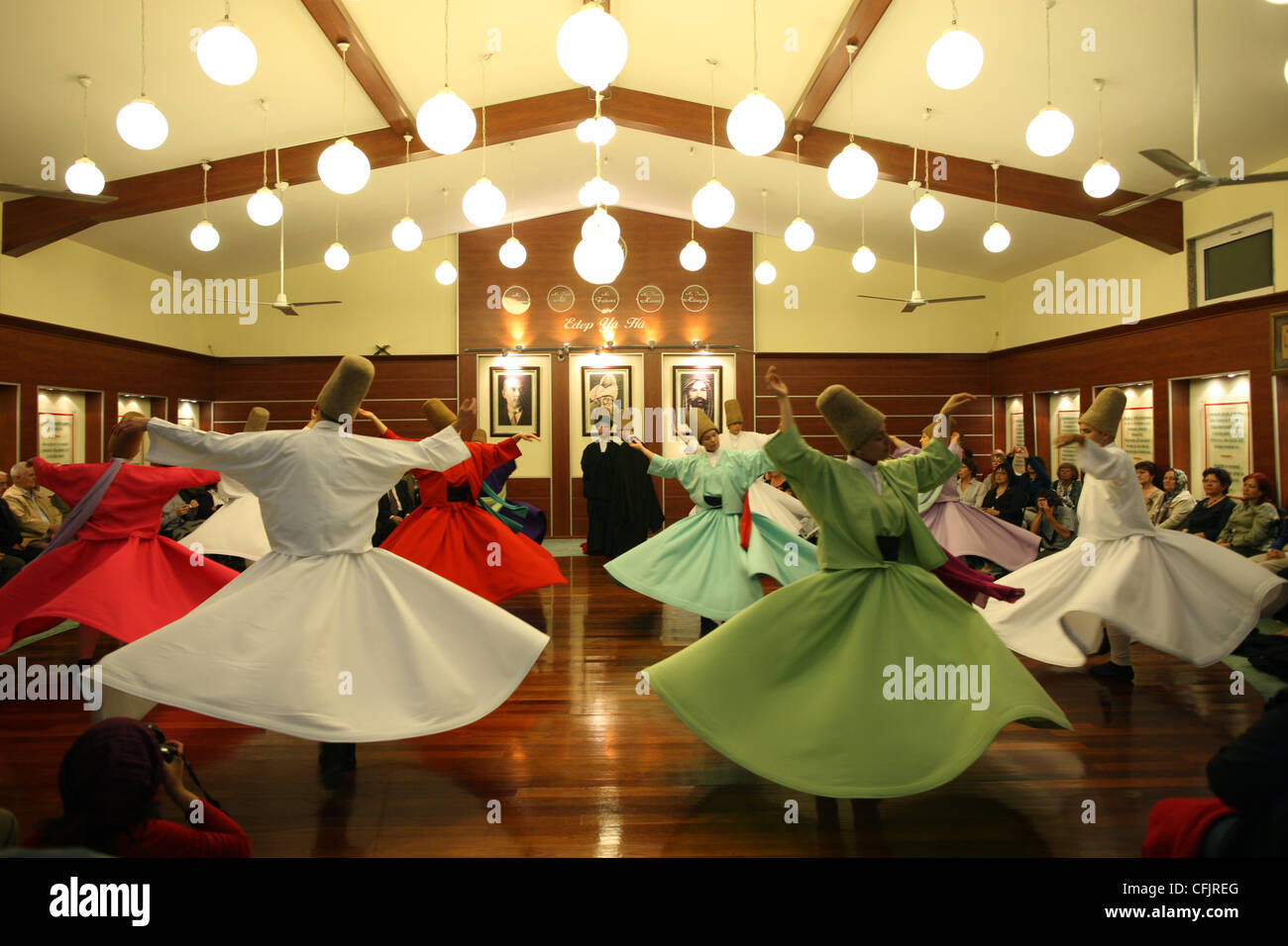 Wirbelnder Derwisch Leistung Silvrikapi Meylana cultural Center, Istanbul, Türkei, Europa Stockfoto