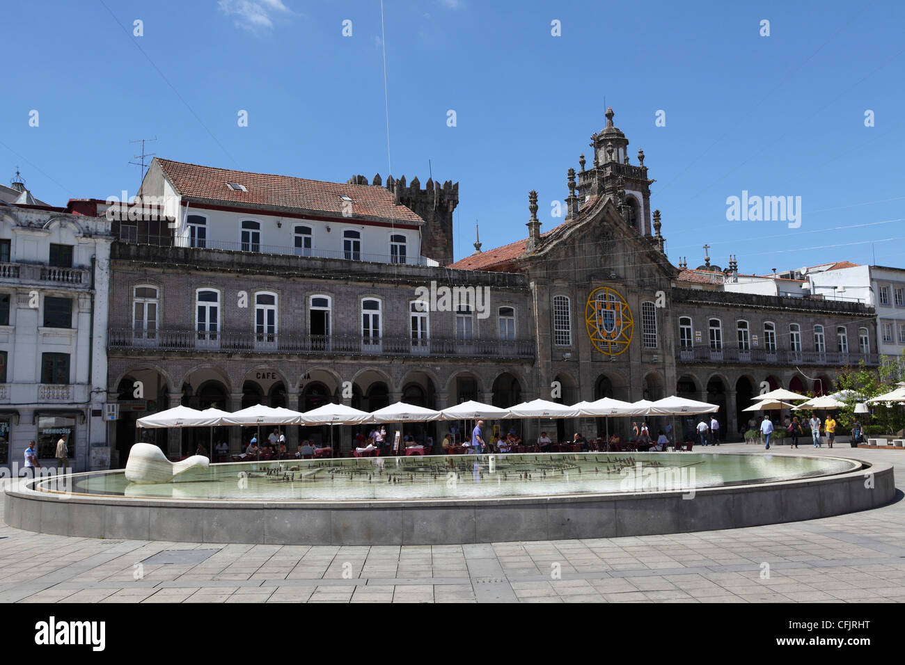 Cafés stehen vor La Arcade und Igreja da Lapa Kirche auf der Praca da Republica, Braga, Minho, Portugal, Europa Stockfoto