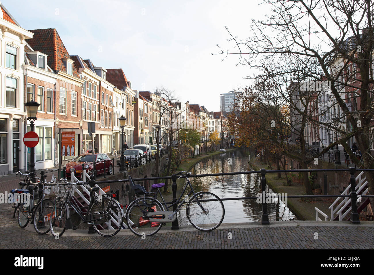 Suche entlang der Catharijnsingel, stehen Fahrräder auf einer Brücke über einen Kanal in Utrecht, Provinz Utrecht, Niederlande, Europa Stockfoto