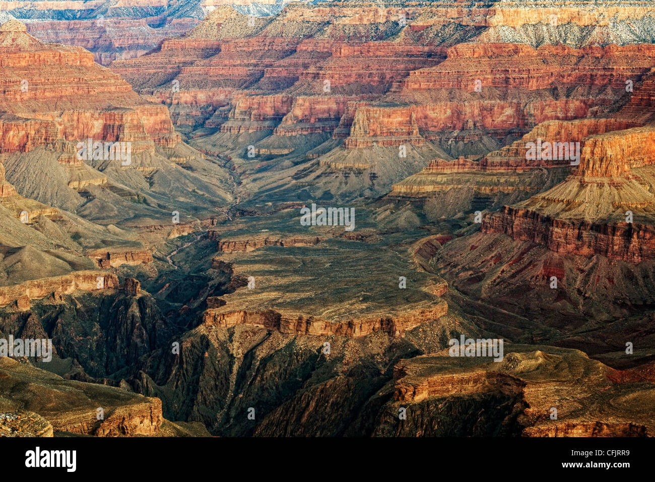 Bürgerlichen Dämmerung verstärkt die Farben von Arizona Grand Canyon National Park vom Südrand am Yavapai Point. Stockfoto