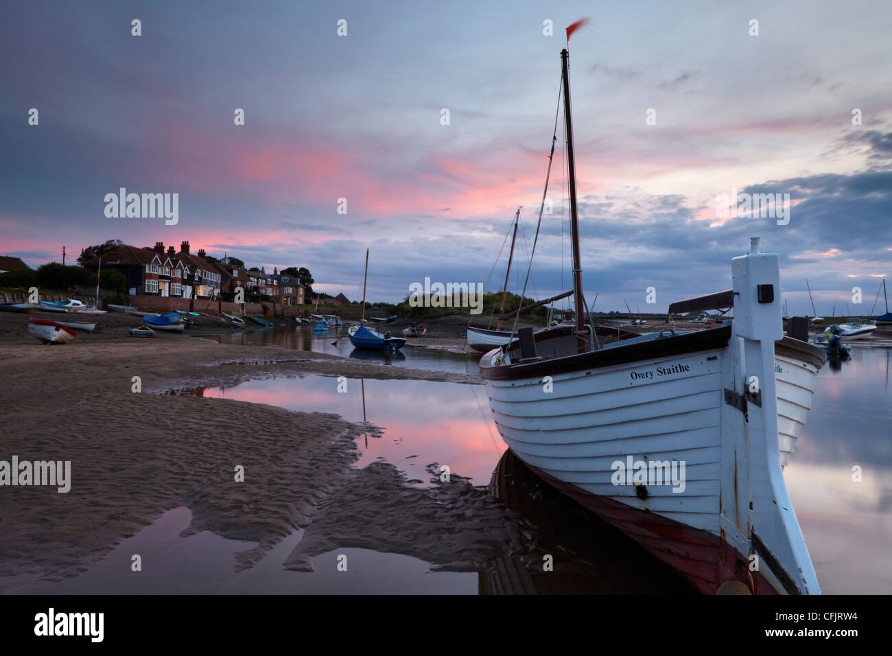 Ein Summmer Sonnenuntergang am Burnham Overy Staithe, Norfolk, England, Vereinigtes Königreich, Europa Stockfoto