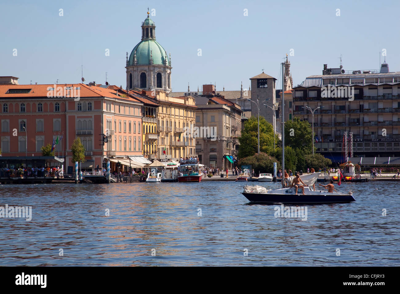 Blick auf Stadt und Segelboot, Como, Comer See, Lombardei, italienische Seen, Italien, Europa Stockfoto