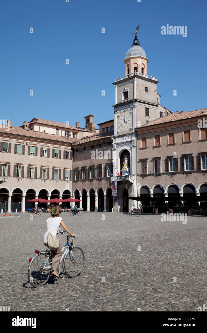 Uhrturm, Piazza Grande, UNESCO-Weltkulturerbe und Radfahrer, Modena, Emilia Romagna, Italien, Europa Stockfoto