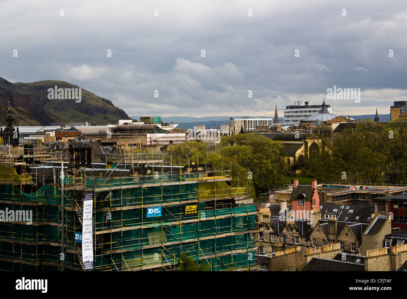 Blick vom Edinburgh Castle, Bau in einem Gebäude Schloss und das Wasser in der Ferne laufenden zeigen. Bewölkt-Overhead. Stockfoto