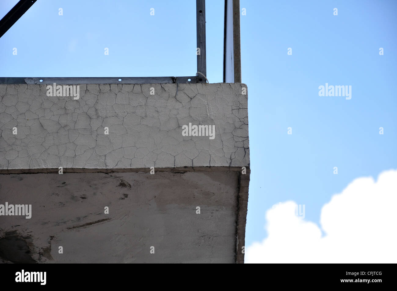 Verschleiß auf einem Balkon in einem Altbau Stockfoto