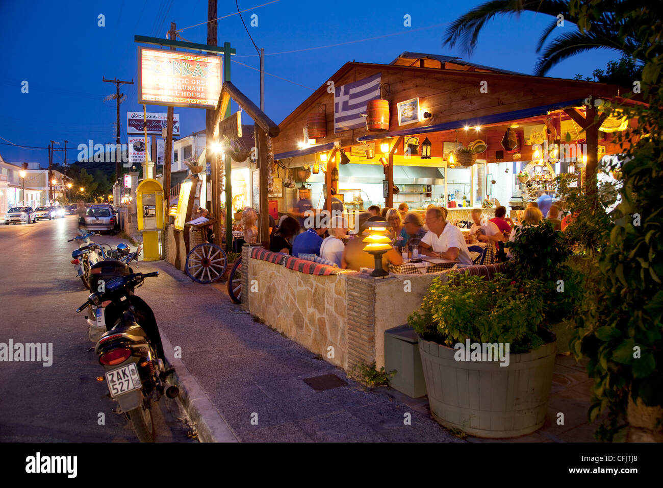Taverne in der Abenddämmerung, Argassi, Zakynthos, Ionische Inseln, griechische Inseln, Griechenland, Europa Stockfoto