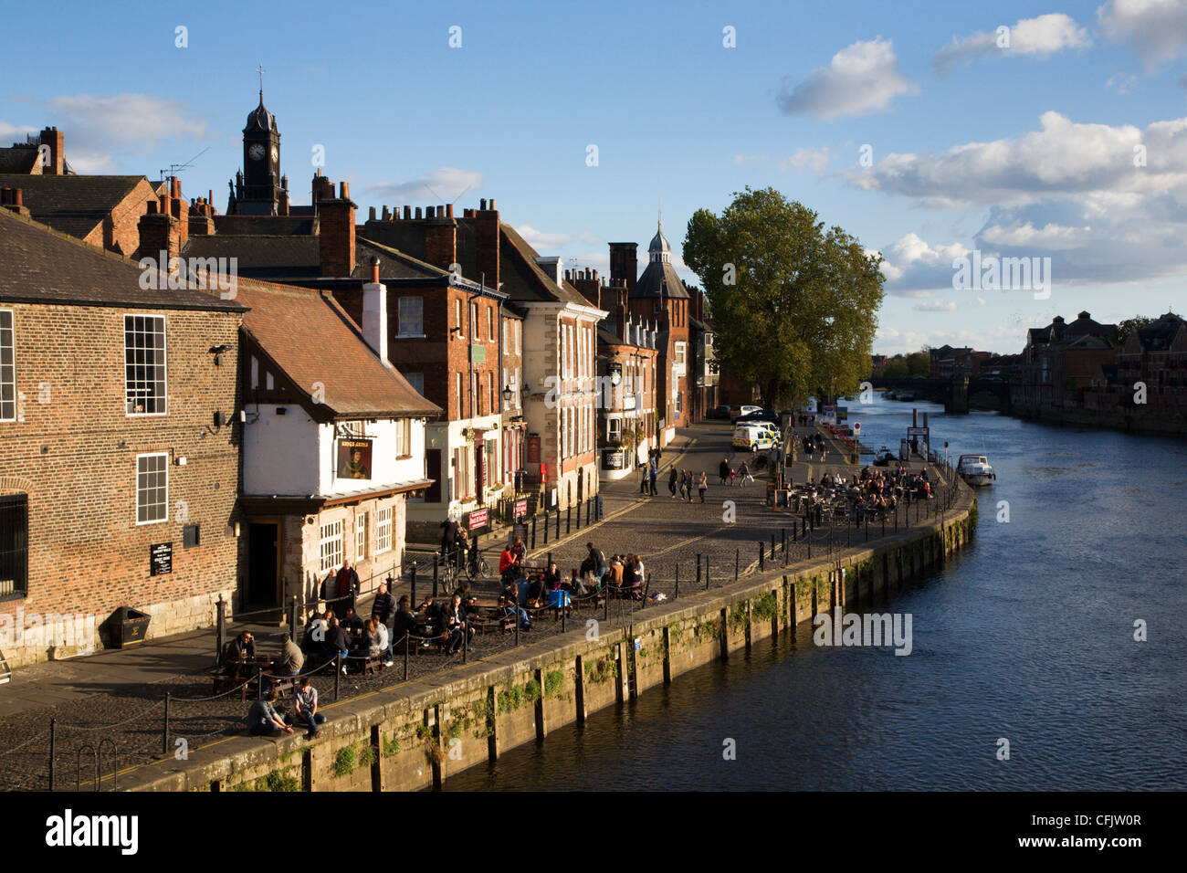 Genießen die Herbstsonne des Kings Arms, York, Yorkshire, England, Vereinigtes Königreich, Europa Stockfoto