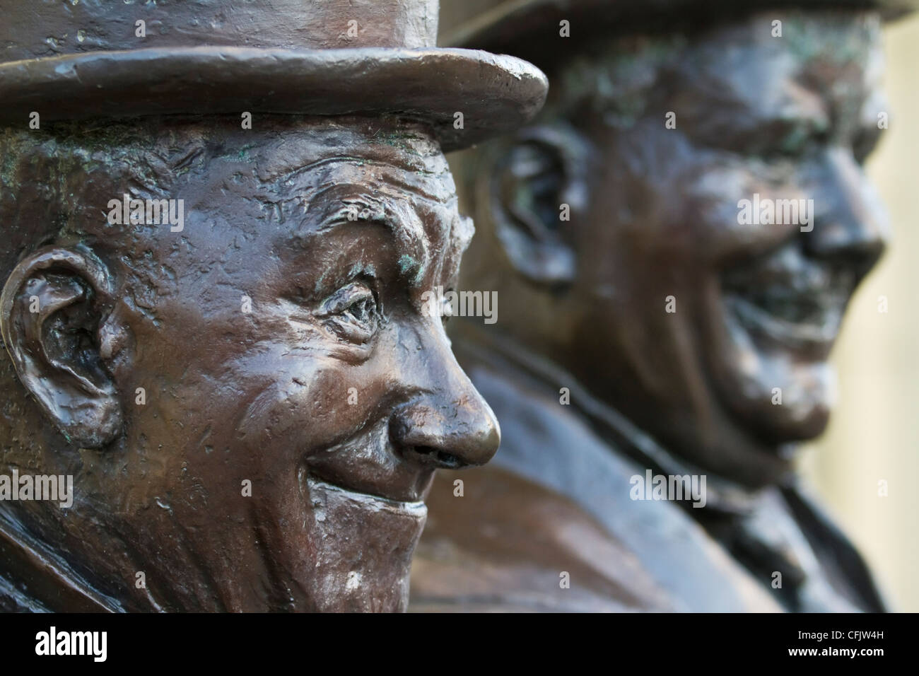 Statue von Stan Laurel und Oliver Hardy, von Graham Ibbeson, auf dem Display in Laurel es Heimatstadt von Ulverston, Cumbria, England Stockfoto