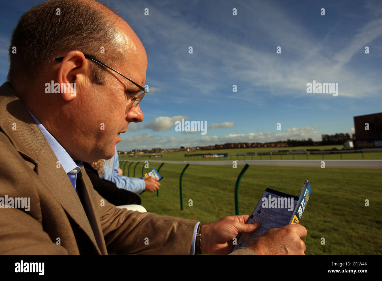 Man studiert die Form vor einem Pferderennen in der Gold Cup Ayr Scotland in Ayr Racecourse. Stockfoto