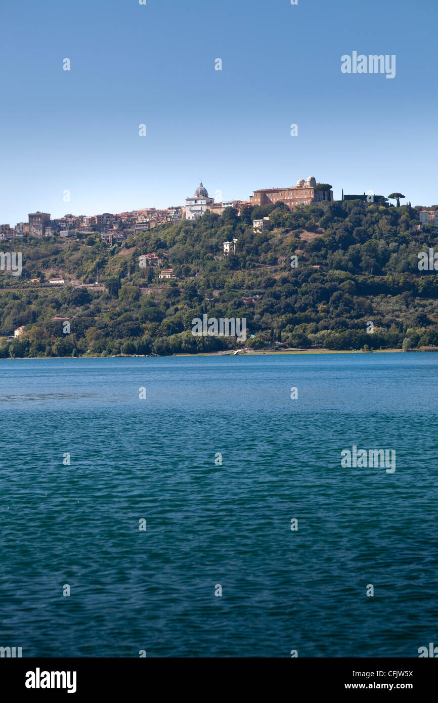 Panoramasicht auf See Albano, Castel Gandolfo und Sommerresidenz des Papstes Stockfoto