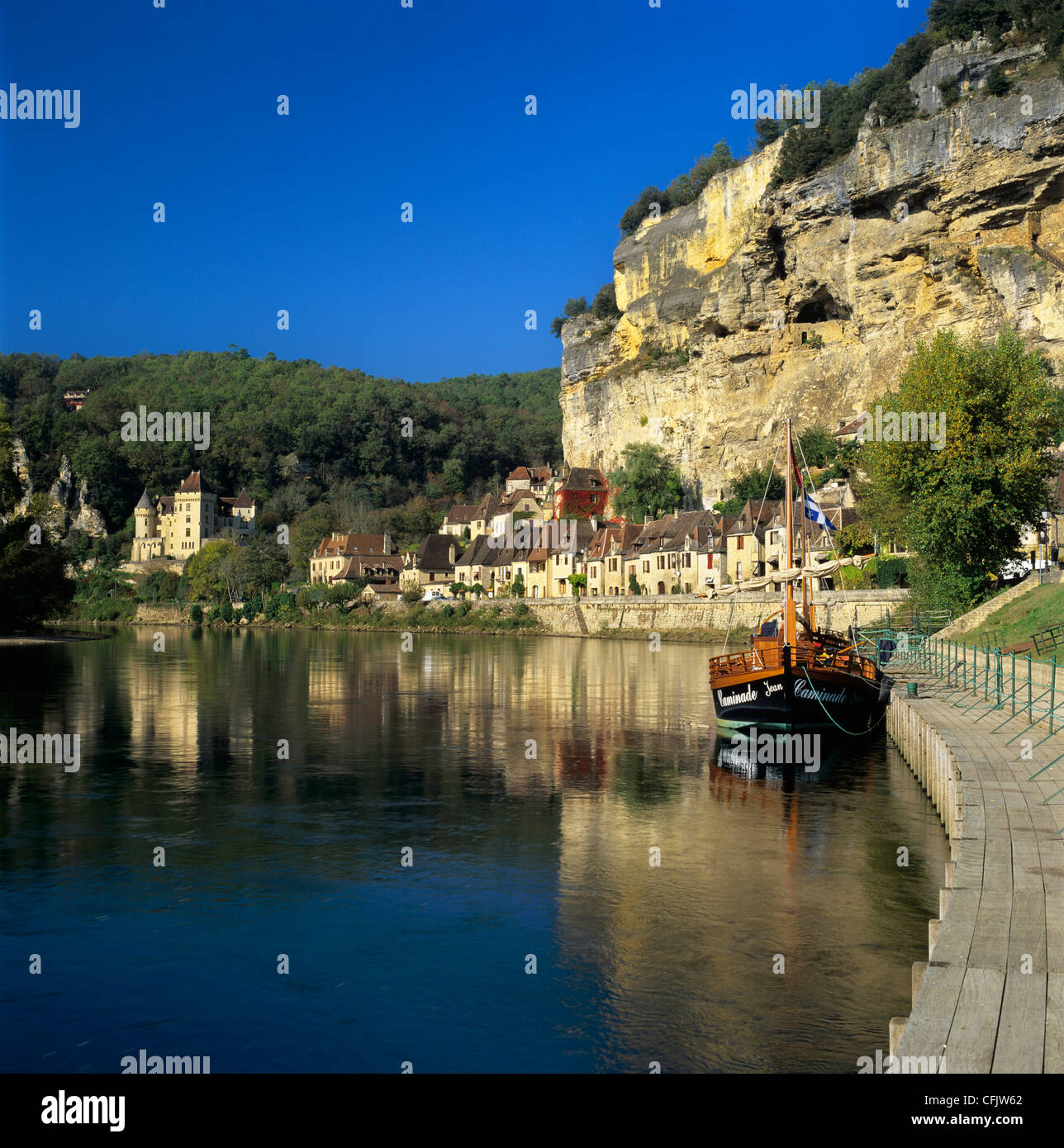 Blick auf Dorf und Fluss Dordogne, La Roque-Gageac, Dordogne, Aquitaine, Frankreich, Europa Stockfoto