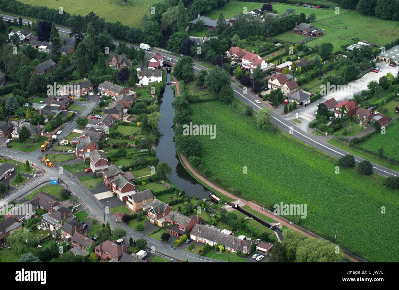 Luftaufnahme von Stourton in Staffordshire, England mit der Stourbridge Kanal durch den Weiler in der Nähe von Stourbridge Stockfoto