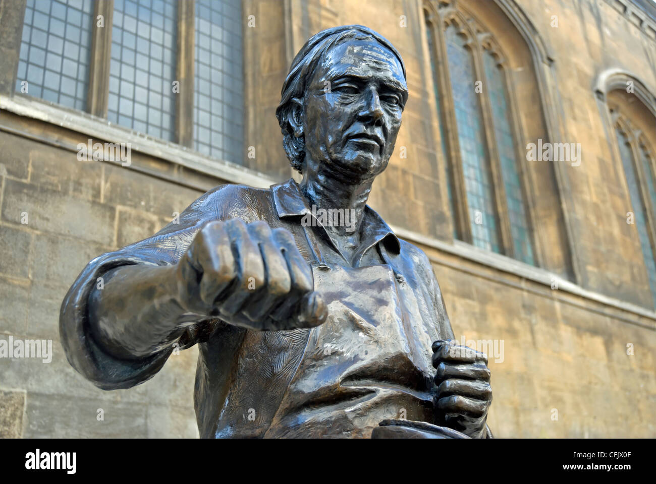 Detail aus der Cordwainer Statue, ein 2002 Bronze von Alma Boyes, Watling Street, London, england Stockfoto