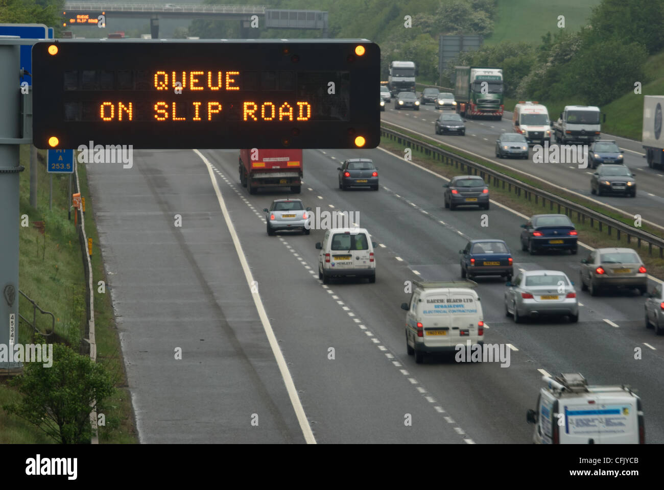 Matrix Zeichen auf der M1 in Sheffield Beratung Autofahrer der Warteschlange auf der Zufahrtsstraße Stockfoto