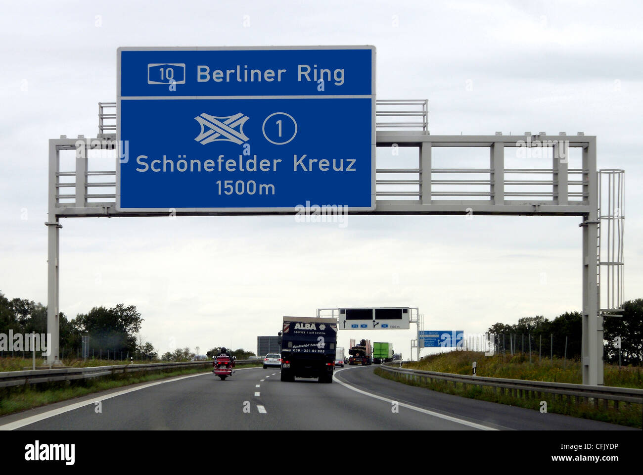 Autobahn vor den Schoenefelder Kreuz in Richtung Flughafen BBI in Schönefeld. Stockfoto