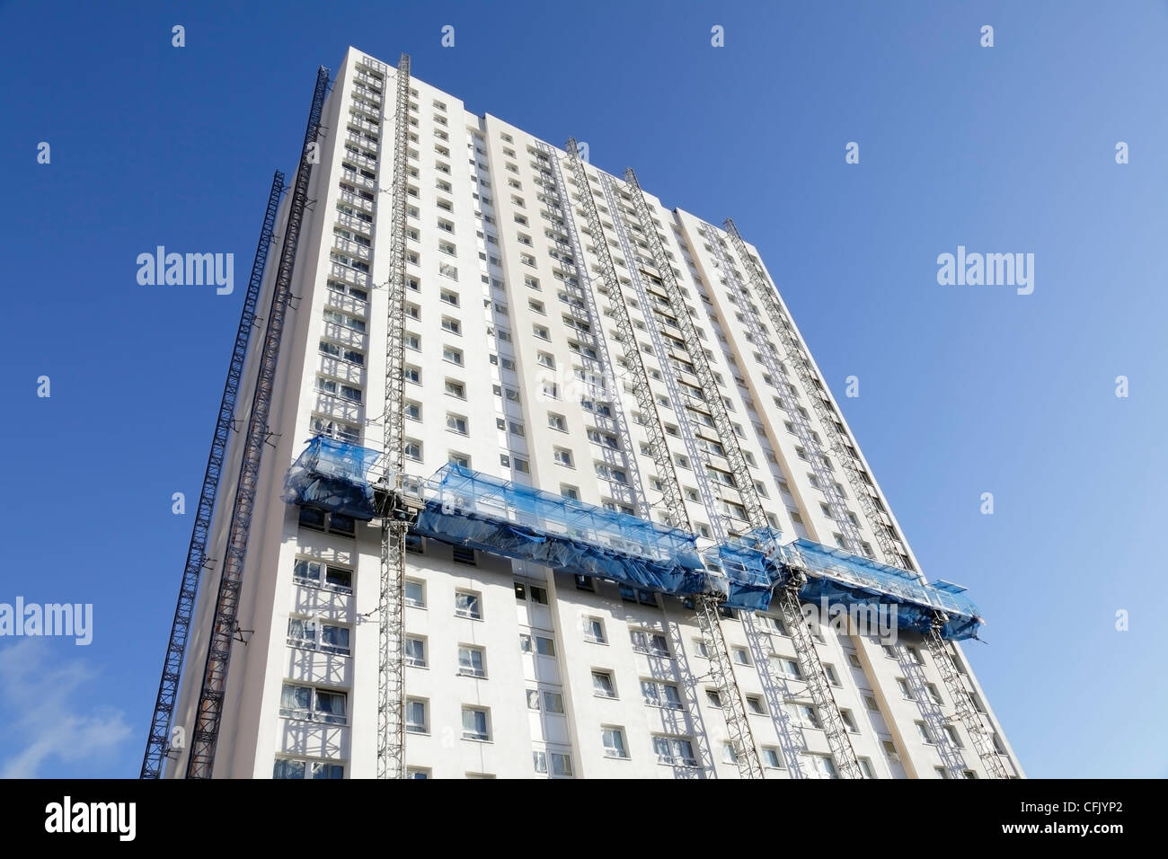 Der Wohnturm wird in Glasgow, Schottland, Großbritannien renoviert Stockfoto