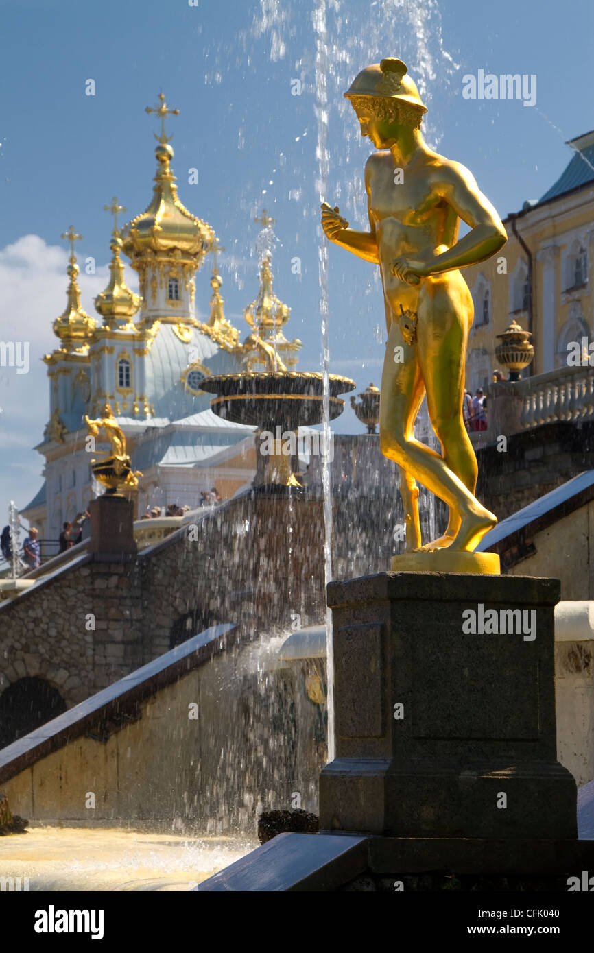 Fontänen in Peterhof bei Sankt Petersburg, Russland Stockfoto