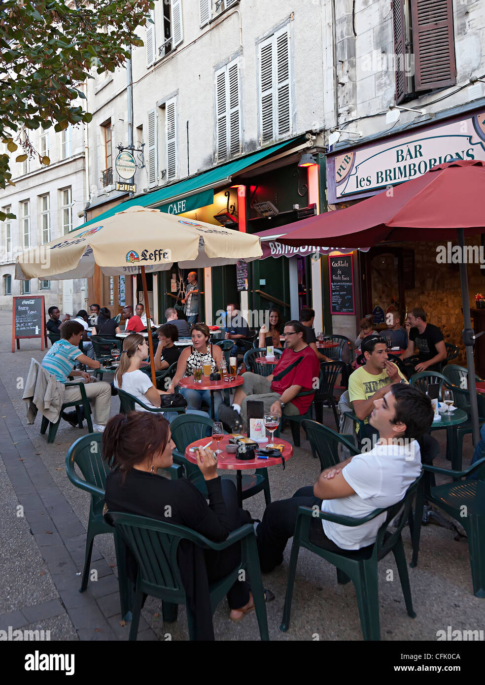 Personen an Tischen auf Straße in der Café-Bar, Auxerre, Frankreich Stockfoto