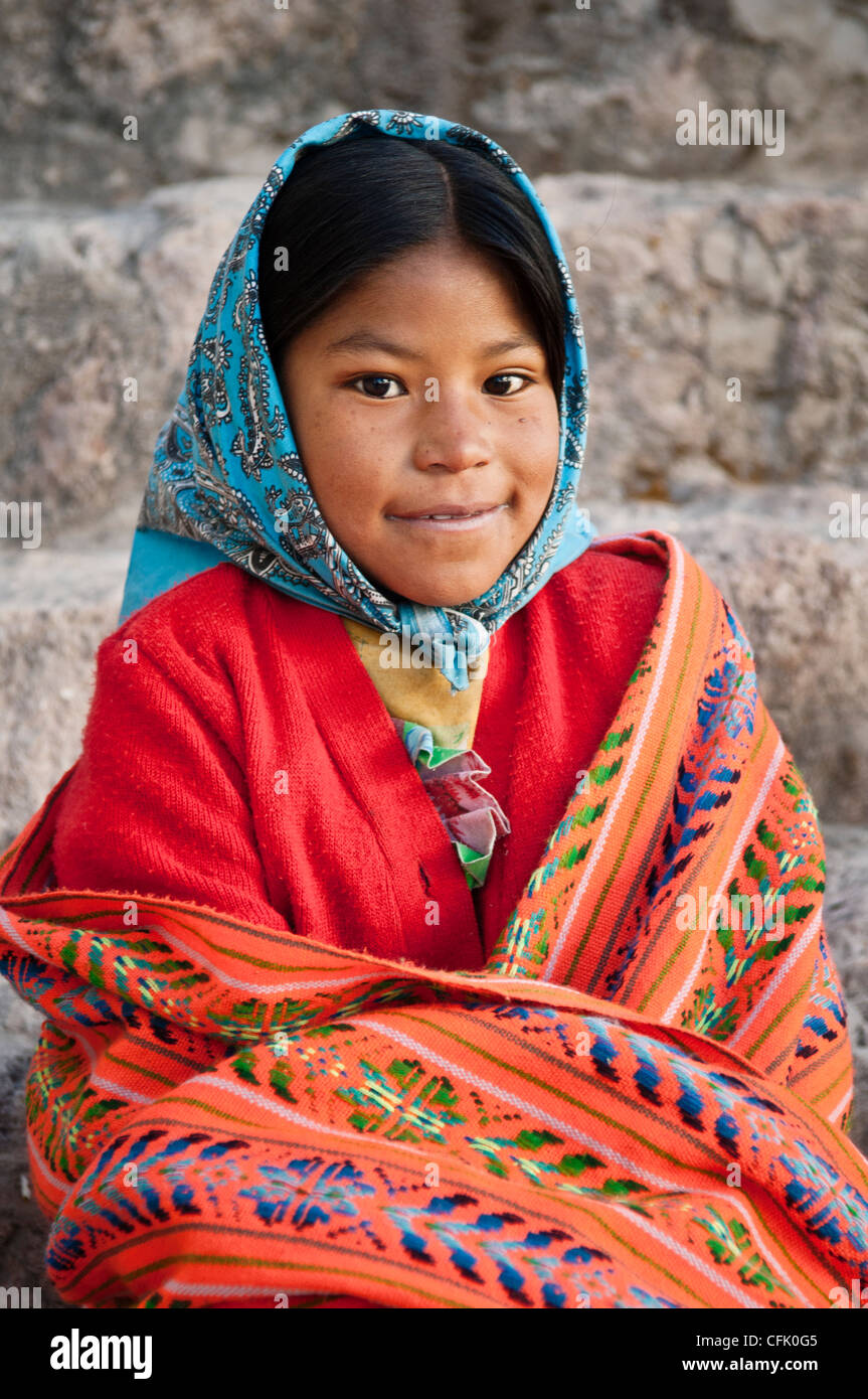 Alicia, ein junges Tarahumara indische Mädchen im Dorf Barrancas im Copper Canyon, Mexiko. Stockfoto