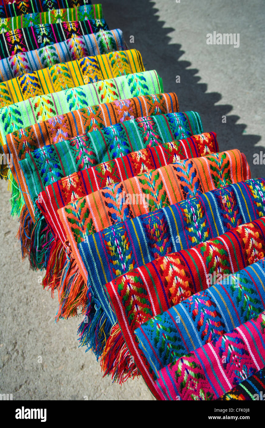 Decken von lokalen Tarahumara-Indianer, zum Verkauf von Straßenhändler in Divisadero gewoben; Copper Canyon, Chihuahua, Mexiko. Stockfoto