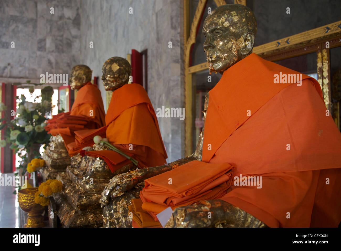 Statuen von berühmten Mönche im Wat Chalong, Phuket, bedeckt in Blattgold Stockfoto