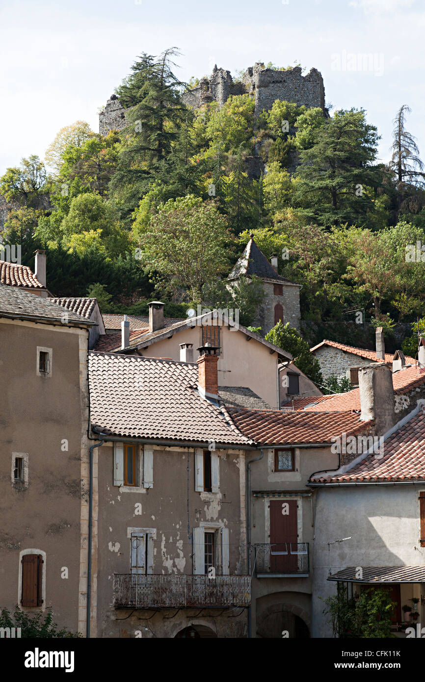 Stadt Brusque mit der verfallenen Burg auf dem Hügel, Aveyron, Frankreich Stockfoto