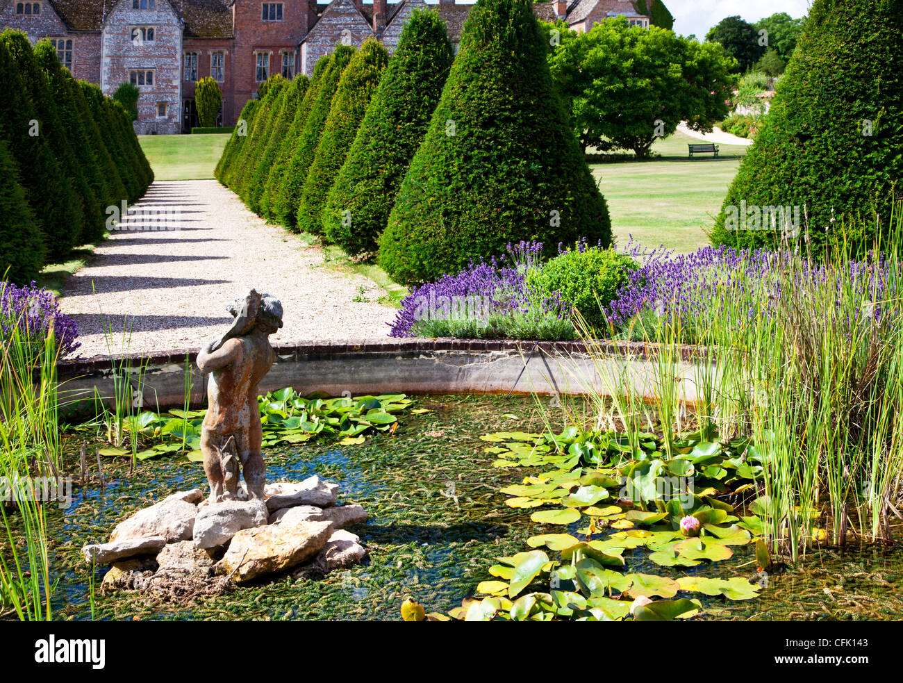 Zierteich, Statue und Formschnitt in den englischen Garten der Rasenflächen Landsitz in Berkshire, England, UK Stockfoto