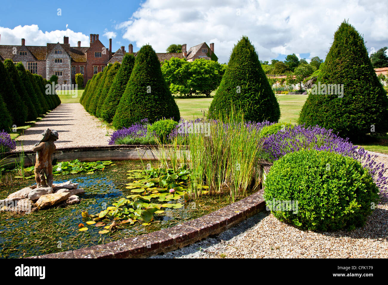 Zierteich, Statue und Formschnitt in den englischen Garten der Rasenflächen Landsitz in Berkshire, England, UK Stockfoto
