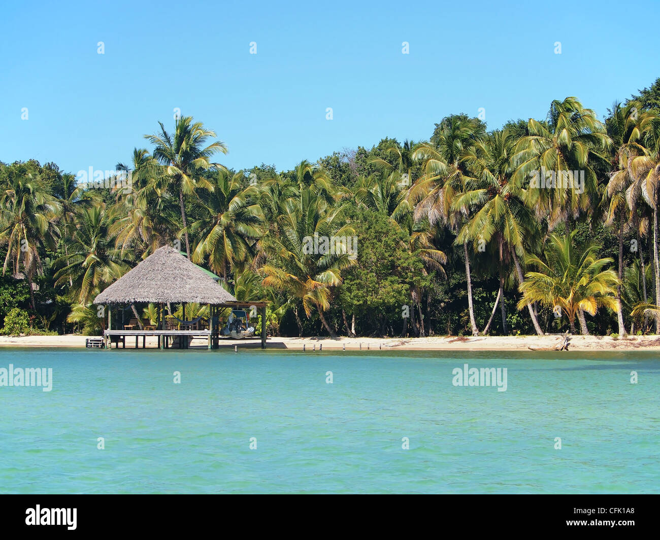 Tropischer Strand mit Strohdach-Hütte, Mittelamerika, Panama Stockfoto